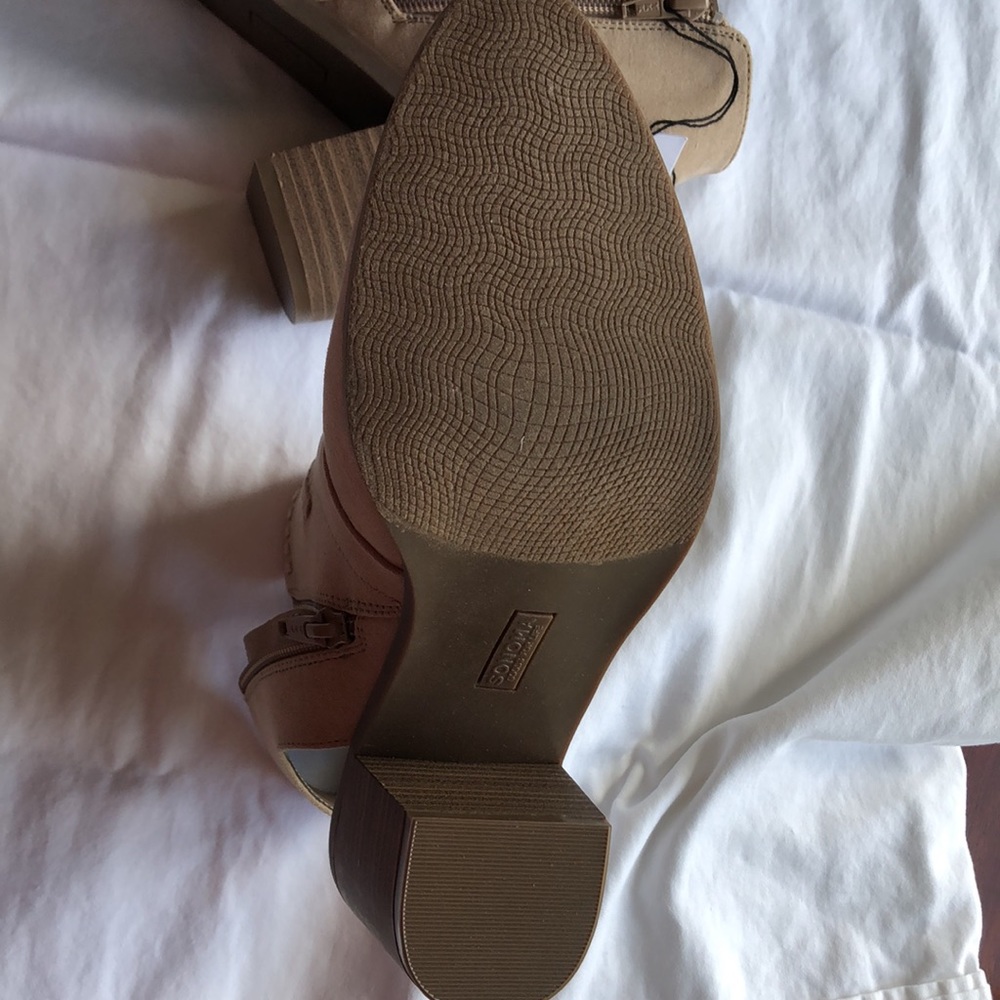 Boots - Picture 3 of 6